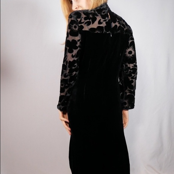 Cheongsam Black Velvet Dress
Sheer and Floral Collar and Sleeves
Circa 1990s - Picture 15 of 15